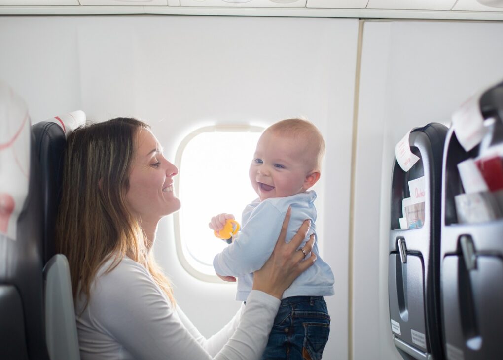 mama i dziecko w samolocie