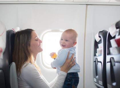 mama i dziecko w samolocie
